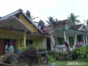 79 Rumah di Lumajang Rusak Diterjang Angin Kencang, Kini Mulai Diperbaiki