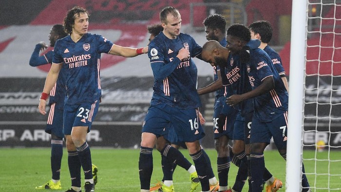 SOUTHAMPTON, ENGLAND - JANUARY 26: Alexandre Lacazette of Arsenal celebrates with Rob Holding and Bukayo Saka after scoring their teams third goal during the Premier League match between Southampton and Arsenal at St Marys Stadium on January 26, 2021 in Southampton, England. Sporting stadiums around the UK remain under strict restrictions due to the Coronavirus Pandemic as Government social distancing laws prohibit fans inside venues resulting in games being played behind closed doors. (Photo by Andy Rain - Pool/Getty Images)