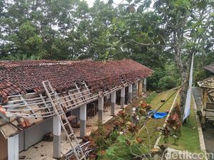 Diterjang Angin Kencang, Atap Bangunan SMA di Pandeglang Ambruk