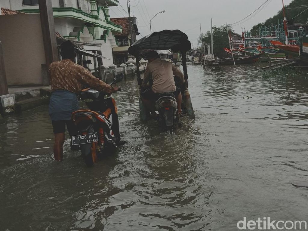 Ganasnya Air Rob di Demak, Bikin Motor Karatan Ganasnya Air Rob di Demak, Bikin Motor Karatan