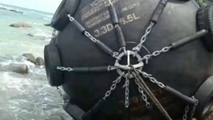 Ini Dapra, Bola Hitam Besar Terdampar di Pantai Kepri