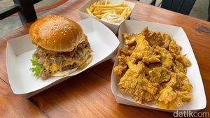 Mantul! Makan Burger Philly Cheese Stackr di Arena Skateboard