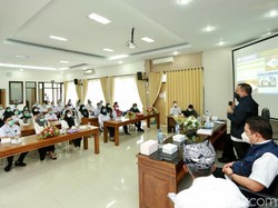 Bupati Anas Semangati Nakes Jelang Vaksinasi