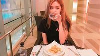 Cantiknya Rose BLACKPINK Saat Menikmati Makanan Mewah