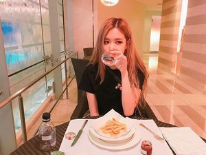Cantiknya Rose BLACKPINK Saat Menikmati Makanan Mewah Cantiknya Rose BLACKPINK Saat Menikmati Makanan Mewah
