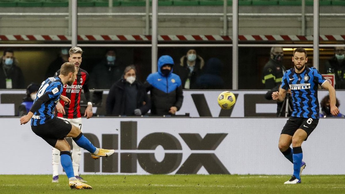 Momen Christian Eriksen (kiri) membobol gawang AC Milan lewat tendangan bebas. (Foto: Antonio Calanni/AP)