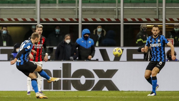 Inter Milans Christian Eriksen scores his team second goal during an Italian Cup round of 8 soccer match between Inter Milan and AC Milan at the San Siro stadium, in Milan, Italy, Tuesday, Jan. 26, 2021. (AP Photo/Antonio Calanni)