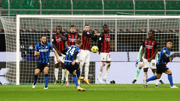 MILAN, ITALY - JANUARY 26: Christian Eriksen of FC Internazionale scores their team's second goal during the Coppa Italia match between FC Internazionale and AC Milan at Stadio Giuseppe Meazza on January 26, 2021 in Milan, Italy. Sporting stadiums around Italy remain under strict restrictions due to the Coronavirus Pandemic as Government social distancing laws prohibit fans inside venues resulting in games being played behind closed doors. (Photo by Marco Luzzani/Getty Images)