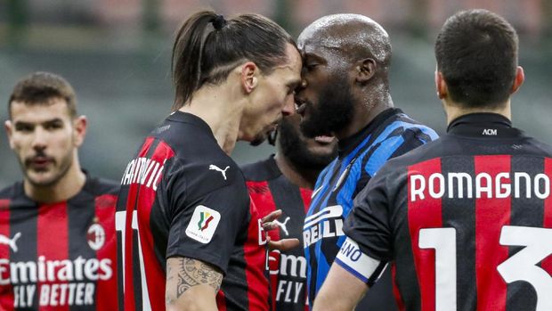 AC Milan's Zlatan Ibrahimovic, center left, and Inter Milan's Romelu Lukaku, center right, argue during an Italian Cup round of 8 soccer match between Inter Milan and AC Milan at the San Siro stadium, in Milan, Italy, Tuesday, Jan. 26, 2021. (AP Photo/Antonio Calanni)