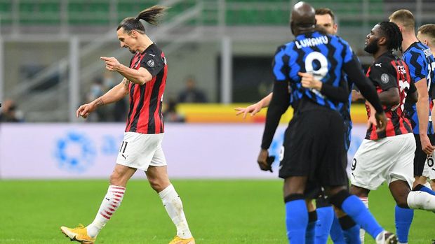 Soccer Football - Coppa Italia - Quarter Final - Inter Milan v AC Milan - San Siro, Milan, Italy - January 26, 2021 AC Milan's Zlatan Ibrahimovic clashes with Inter Milan's Romelu Lukaku REUTERS/Daniele Mascolo