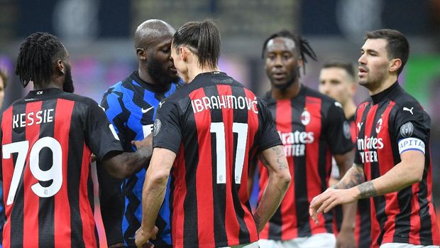 Soccer Football - Coppa Italia - Quarter Final - Inter Milan v AC Milan - San Siro, Milan, Italy - January 26, 2021 AC Milan's Zlatan Ibrahimovic clashes with Inter Milan's Romelu Lukaku REUTERS/Daniele Mascolo