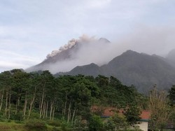 Hujan Abu Erupsi Guyur Desa KRB Gunung Merapi di Klaten