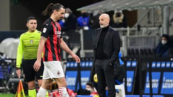 AC Milans Swedish forward Zlatan Ibrahimovic leaves the pitch after receiving a red card for his action against Inter Milans Serbian defender Aleksandar Kolarov during the Italian Cup quarter final football match between Inter Milan and AC Milan on January 26, 2021 at the Meazza stadium in Milan. (Photo by MIGUEL MEDINA / AFP)