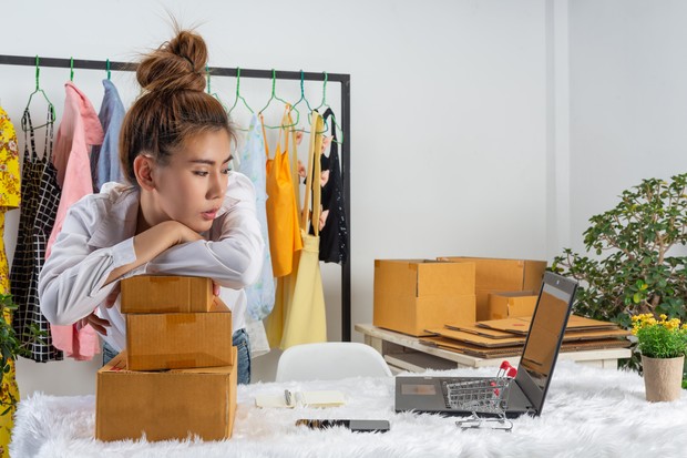 Menjual pakaian yang masih bagus.