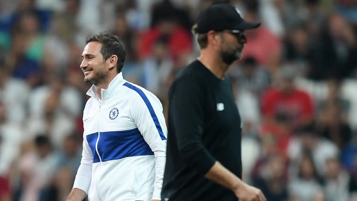 ISTANBUL, TURKEY - AUGUST 14: Frank Lampard, Manager of Chelsea (L) looks on during the UEFA Super Cup match between Liverpool and Chelsea at Vodafone Park on August 14, 2019 in Istanbul, Turkey. (Photo by Michael Regan/Getty Images)