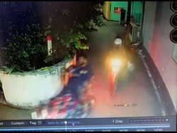 Terekam CCTV! Viral Gerombolan Orang Tendangi-Sebarkan Sampah di Kudus
