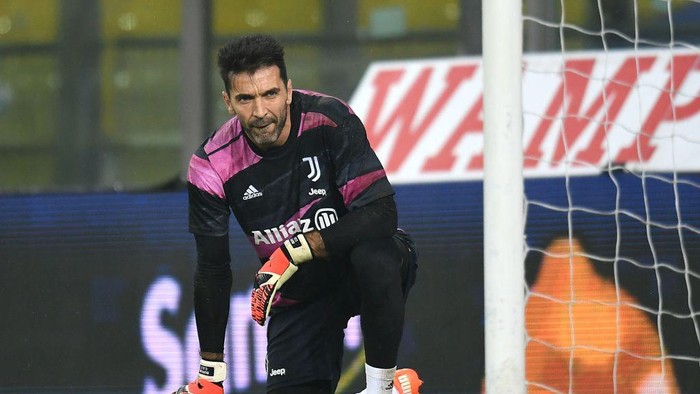 PARMA, ITALY - DECEMBER 19; Gianluigi Buffon of Juventus  in action during the Serie A match between Parma Calcio and Juventus at Stadio Ennio Tardini on December 19, 2020 in Parma, Italy. Sporting stadiums around Italy  remain under strict restrictions due to the Coronavirus Pandemic as Government social distancing laws prohibit fans inside venues resulting in games being played behind closed doors. (Photo by Alessandro Sabattini/Getty Images)