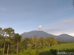Gunung Raung Bergemuruh, Warga Diminta Tak Panik
