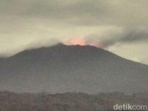 Gunung Raung Erupsi hingga Keluarkan Suara Gemuruh Gunung Raung Erupsi hingga Keluarkan Suara Gemuruh