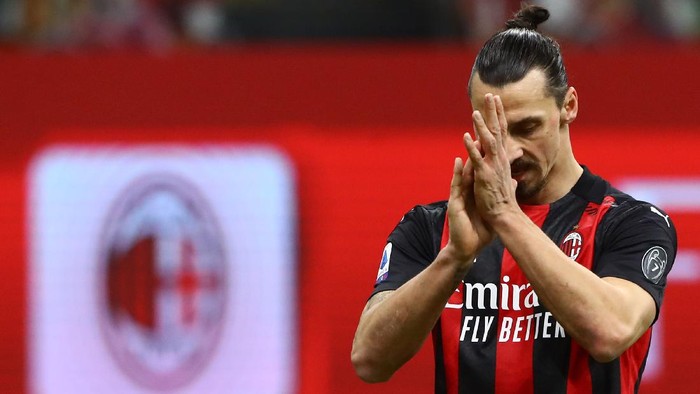 MILAN, ITALY - JANUARY 23:  Zlatan Ibrahimovic of AC Milan gestures during the Serie A match between AC Milan and Atalanta BC at Stadio Giuseppe Meazza on January 24, 2021 in Milan, Italy.  (Photo by Marco Luzzani/Getty Images)