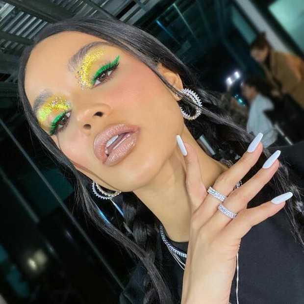 Memadukan warna berani dan glitter memungkinkan pemainan warna tanpa akhir.