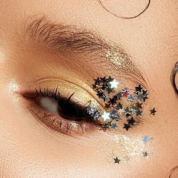 Menempatkan bintang di sudut luar mata memungkinkan keseimbangan antara semua tekstur.