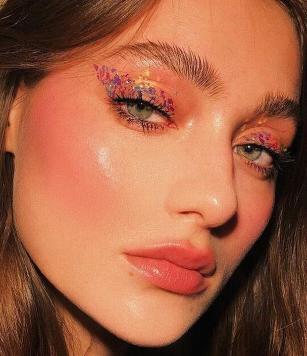 Kilau holografik memungkinkan berbagai warna muncul saat cahaya mengenai pada sudut berbeda.