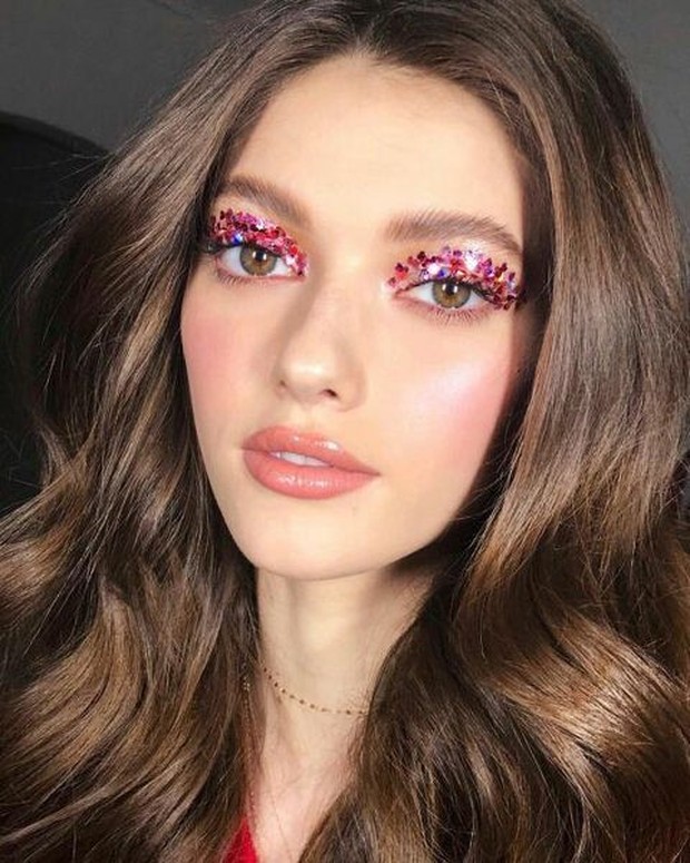 Selalu ada cara kreatif untuk mengeksplorasi penggunaan warna dan pola kilau.