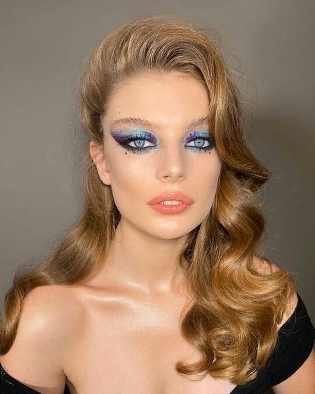 Warna bayangan yang dipasangkan dengan permata gemerlap.