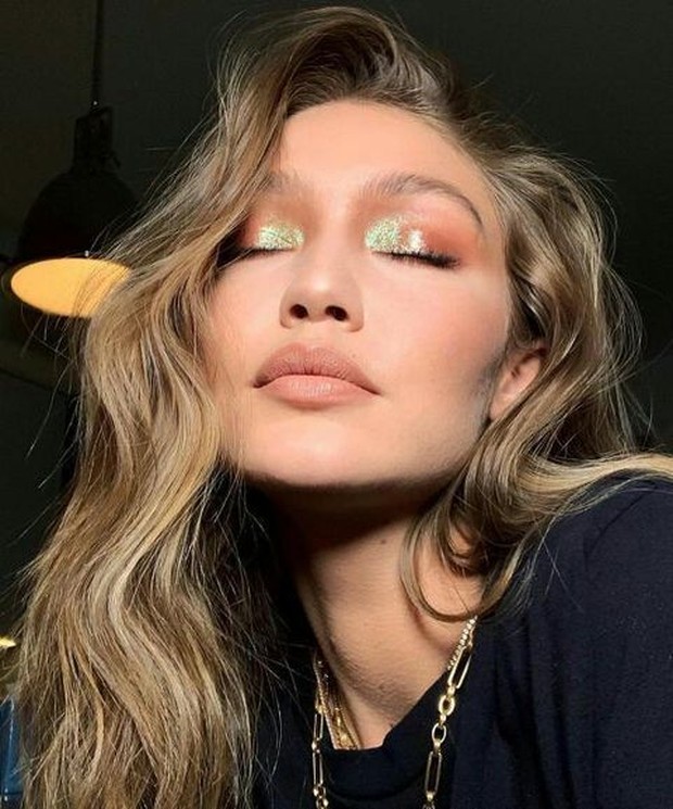 Corak holografiknya sangat indah dan dapat menjadi cemerlang dibawah sinar matahari.