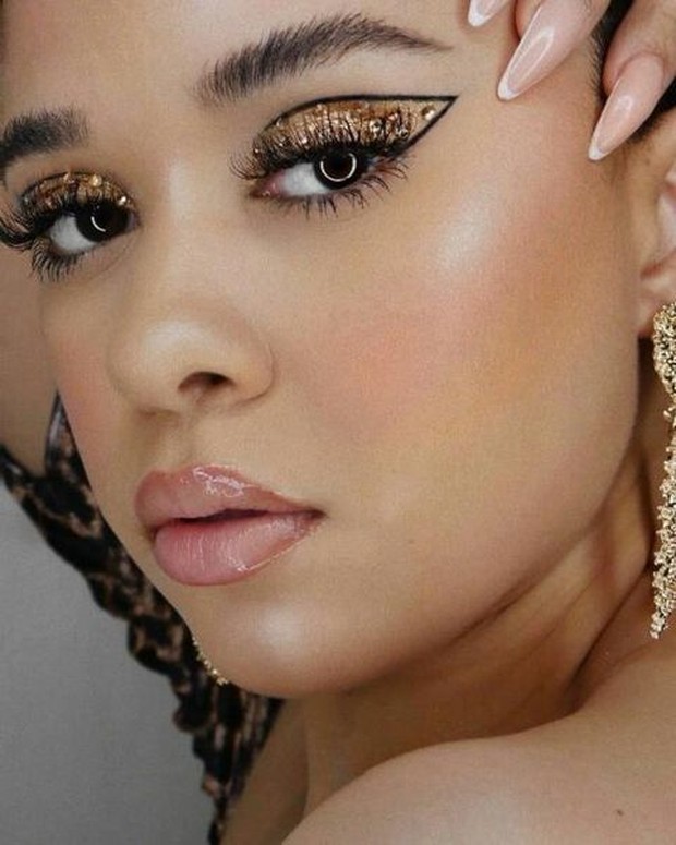 Aksen liner dan garis bentuk sayapnya benar-benar mempesona.