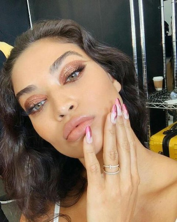 Cocok bagi wanita yang ingin bereksperimen dengan glitter tapi lebih menyukai warna alami.