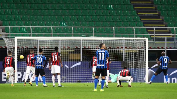 MILAN, ITALY - JANUARY 26: Romelu Lukaku of FC Internazionale scores their team's first goal from the penalty spot during the Coppa Italia match between FC Internazionale and AC Milan at Stadio Giuseppe Meazza on January 26, 2021 in Milan, Italy. Sporting stadiums around Italy remain under strict restrictions due to the Coronavirus Pandemic as Government social distancing laws prohibit fans inside venues resulting in games being played behind closed doors. (Photo by Marco Luzzani/Getty Images)