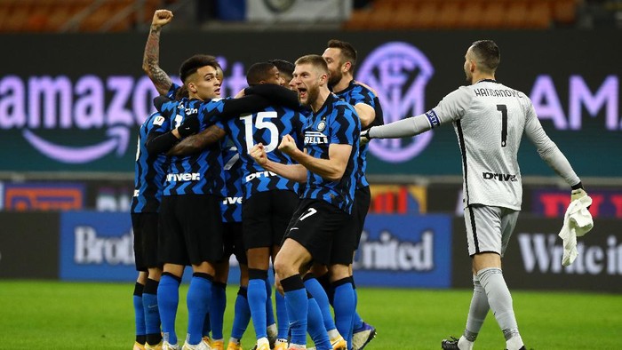 MILAN, ITALY - JANUARY 26: Milan Skriniar of FC Internazionale celebrates their sides second goal scored by Christian Eriksen of Internazionale (hidden) during the Coppa Italia match between FC Internazionale and AC Milan at Stadio Giuseppe Meazza on January 26, 2021 in Milan, Italy. Sporting stadiums around Italy remain under strict restrictions due to the Coronavirus Pandemic as Government social distancing laws prohibit fans inside venues resulting in games being played behind closed doors. (Photo by Marco Luzzani/Getty Images)