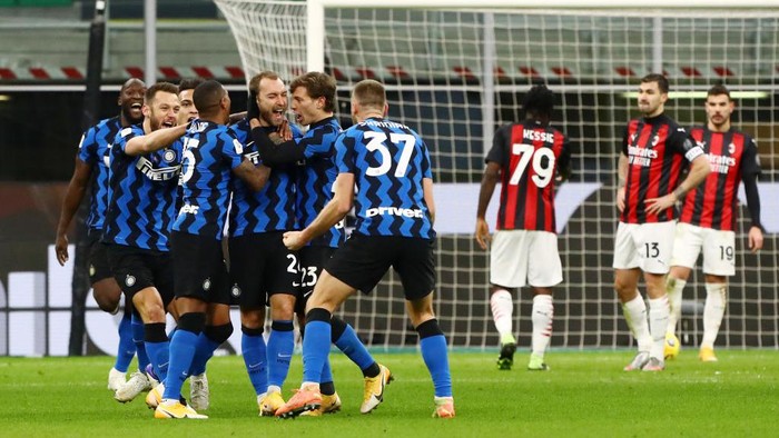 MILAN, ITALY - JANUARY 26: Christian Eriksen of FC Internazionale celebrates with team mates after scoring their teams second goal during the Coppa Italia match between FC Internazionale and AC Milan at Stadio Giuseppe Meazza on January 26, 2021 in Milan, Italy. Sporting stadiums around Italy remain under strict restrictions due to the Coronavirus Pandemic as Government social distancing laws prohibit fans inside venues resulting in games being played behind closed doors. (Photo by Marco Luzzani/Getty Images)