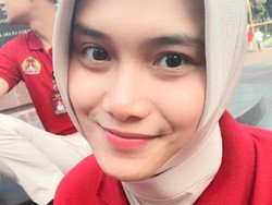 Polwan Cantik Berhijab Ini Viral Dampingi Kapolri Listyo Sigit Fit & Proper Test