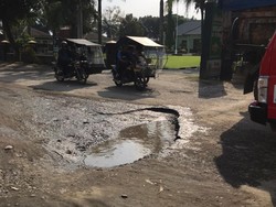 Warga Keluhkan Jalan Rusak di Pakam, Pemkab Deli Serdang: Wewenang Provinsi