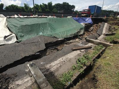 Hati-hati! Ada Longsor di Ruas Tol Surabaya-Gempol