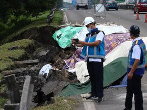 Ruas Tol Surabaya-Gempol Longsor, Truk Muatan Berat Dilarang Melintas Ruas Tol Surabaya-Gempol Longsor, Truk Muatan Berat Dilarang Melintas