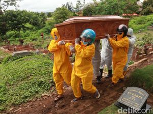 Tukang Jasa Pikul Jenazah COVID-19 di Bandung Mogok, Keluarga Terpaksa Gotong Sendiri Tukang Jasa Pikul Jenazah COVID-19 di Bandung Mogok, Keluarga Terpaksa Gotong Sendiri