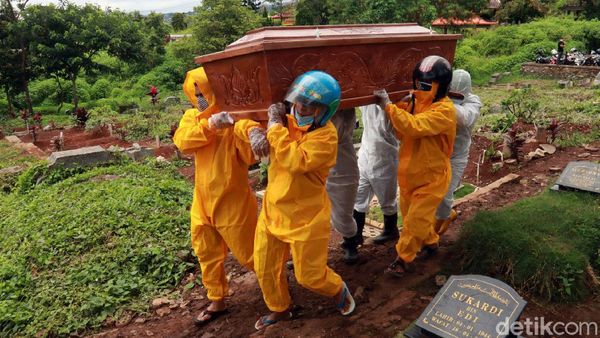 Tukang Pikul Mogok Kerja, Keluarga Gotong Sendiri Jenazah COVID-19