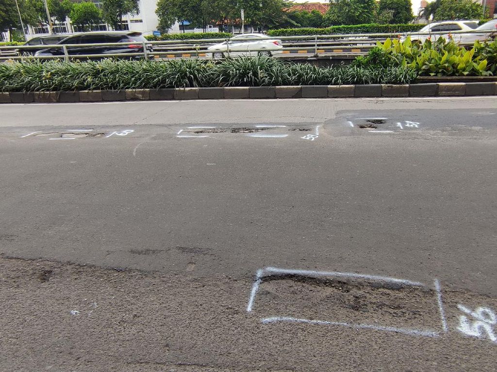 Jalan MT Haryono Arah Gatsu Masih Bopeng-bopeng, Begini Kondisinya Jalan MT Haryono Arah Gatsu Masih Bopeng-bopeng, Begini Kondisinya
