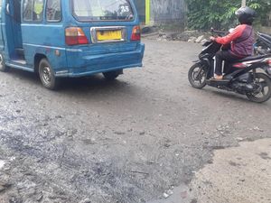 Tak Hanya Ditambal, Jl Cikaret Kabupaten Bogor yang Rusak Akan Dibeton Tak Hanya Ditambal, Jl Cikaret Kabupaten Bogor yang Rusak Akan Dibeton