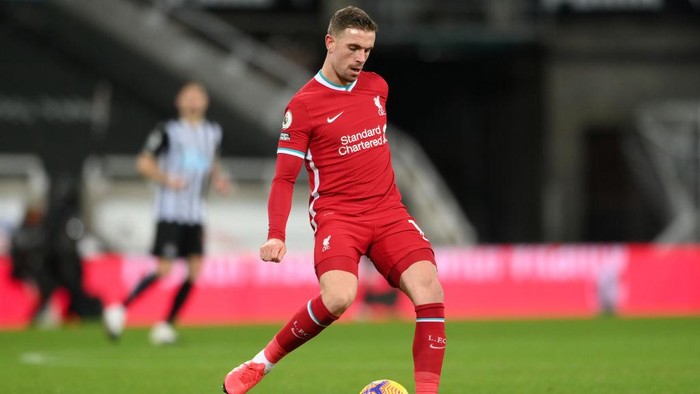 NEWCASTLE UPON TYNE, ENGLAND - DECEMBER 30: Liverpool player Jordan Henderson on the ball during the Premier League match between Newcastle United and Liverpool at St. James Park on December 30, 2020 in Newcastle upon Tyne, England. (Photo by Stu Forster/Getty Images)