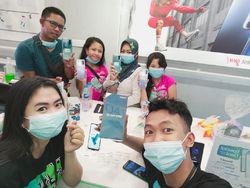 Keluarga Ini Kompak dan Betah Pakai Merek HP yang Sama, Kok Bisa?