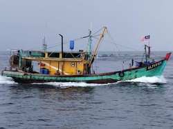 Kapal Maling Ikan Berbendera Malaysia Ditangkap di Selat Malaka