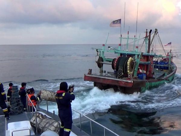Lagi Maling Ikan, Eh... Kapal Malaysia Kena Ciduk