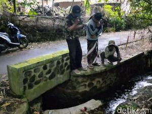 Polisi dan Dinas LH Bondowoso Ambil Sample Limbah Pabrik Sumpit Polisi dan Dinas LH Bondowoso Ambil Sample Limbah Pabrik Sumpit