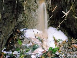 Cemari Sumur dan Pertanian, Warga Bondowoso Keluhkan Limbah Pabrik Sumpit Cemari Sumur dan Pertanian, Warga Bondowoso Keluhkan Limbah Pabrik Sumpit