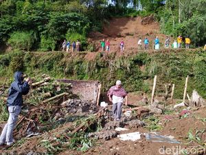 Longsor di Magelang Juga Timbun Mobil yang Sedang Parkir